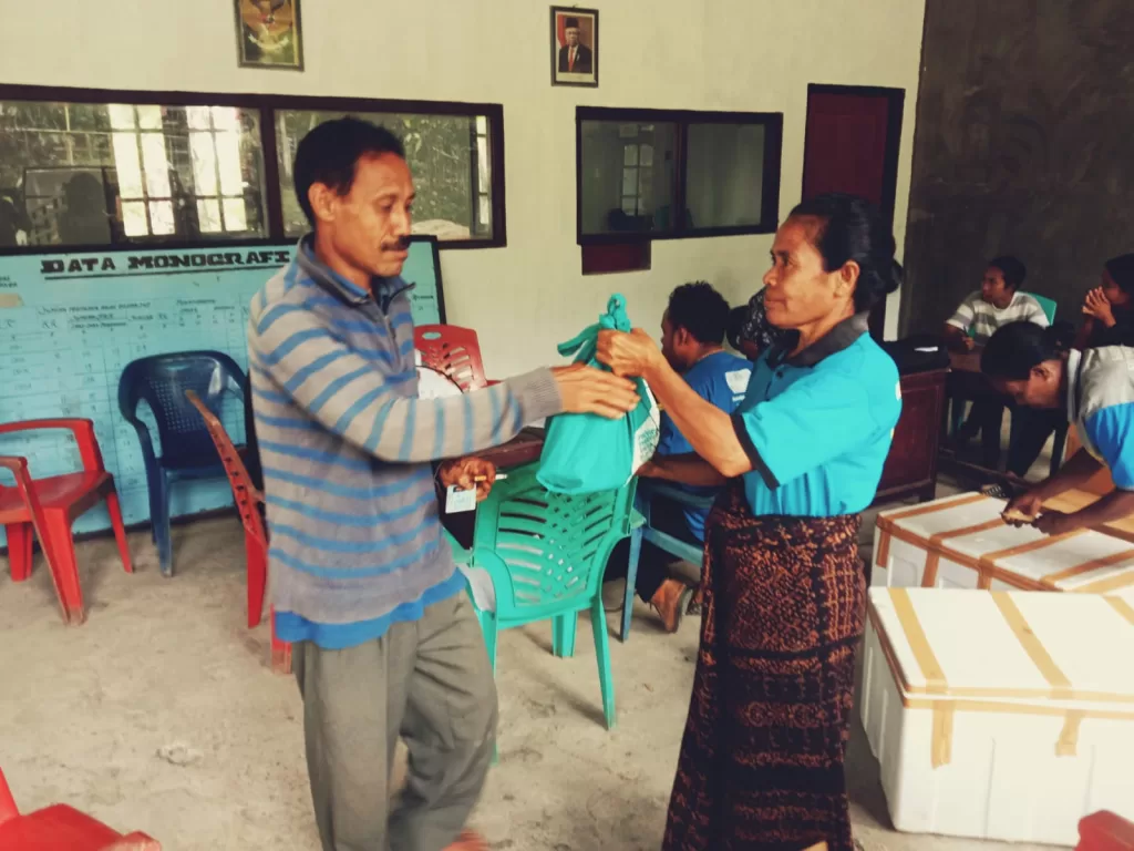 Bidan Desa Kecamatan Nangapenda, Bagikan Bantuan Pangan Kepada 4 Desa Bantuan Stunting