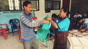 Bidan Desa Kecamatan Nangapenda, Bagikan Bantuan Pangan Kepada 4 Desa Bantuan Stunting