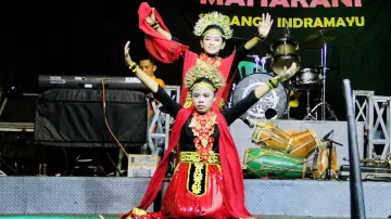 Dua Gadis Indramayu Hipnotis Pengunjung, Usai Menari Goyang Karawang