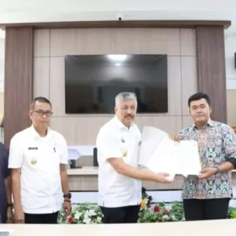 Bupati Pinrang Tandatangani Naskah Hibah Bersama Perwakilan Direktorat RUK Kementerian PUPR