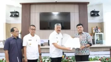 Bupati Pinrang Tandatangani Naskah Hibah Bersama Perwakilan Direktorat RUK Kementerian PUPR