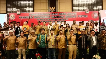 PRAWIRO KALTIM DEKLARASI PRABOWO PRESIDEN DAN DILANTIK  KETUA WANHAT HASHIM DJOYOHADIKUSUMO DIDAMPINGI SEKJEN ANTON CHARLIYAN