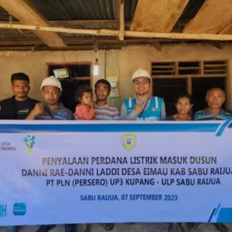 PLN ULP Sabu Raijua Nyalakan Perdana Listrik Masok Dusun Kepada 40 KK Di Sabu Tengah