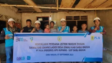 PLN ULP Sabu Raijua Nyalakan Perdana Listrik Masok Dusun Kepada 40 KK Di Sabu Tengah 