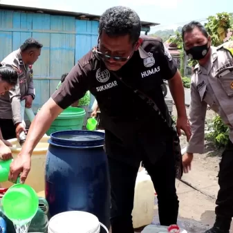 Songsong HUT Humas Polri Ke-72, Polres Ngada Bagi Puluhan Ribu Liter Air Bersih Untuk Warga