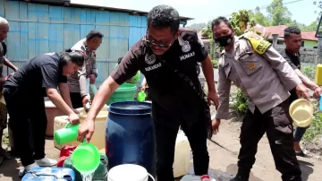 Songsong HUT Humas Polri Ke-72, Polres Ngada Bagi Puluhan Ribu Liter Air Bersih Untuk Warga