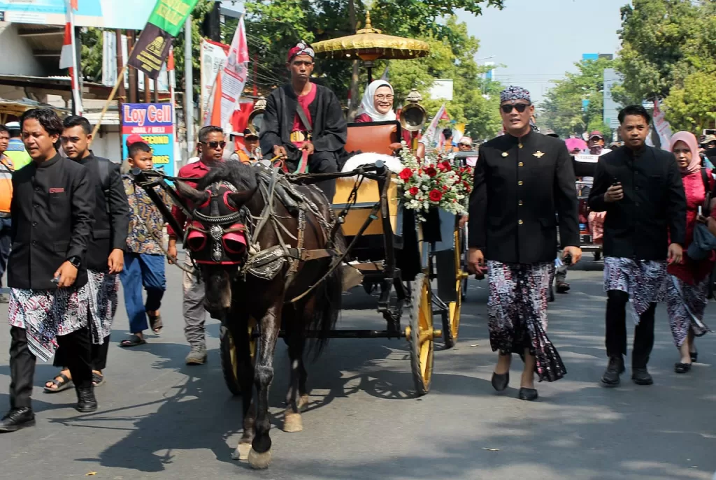 Bupati Nina Naik Kereta Kencana, Sapa Warga Indramayu di Hari Jadi Indramyu Ke- 496
