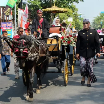Bupati Nina Naik Kereta Kencana, Sapa Warga Indramayu di Hari Jadi Indramyu Ke- 496
