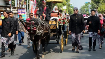 Bupati Nina Naik Kereta Kencana, Sapa Warga Indramayu di Hari Jadi Indramyu Ke- 496