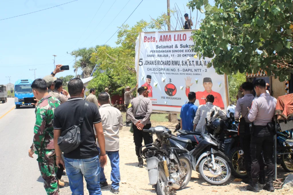 Bawaslu Sabu Raijua Tertibkan Puluhan Baliho Caleg