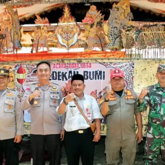Kapolsek Losarang AKP Hendro Ruhanda, S.H., Hadiri Kegiatan Sedekah Bumi dan Doa Bersama di Desa Muntur