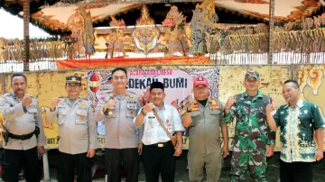 Kapolsek Losarang AKP Hendro Ruhanda, S.H., Hadiri Kegiatan Sedekah Bumi dan Doa Bersama di Desa Muntur