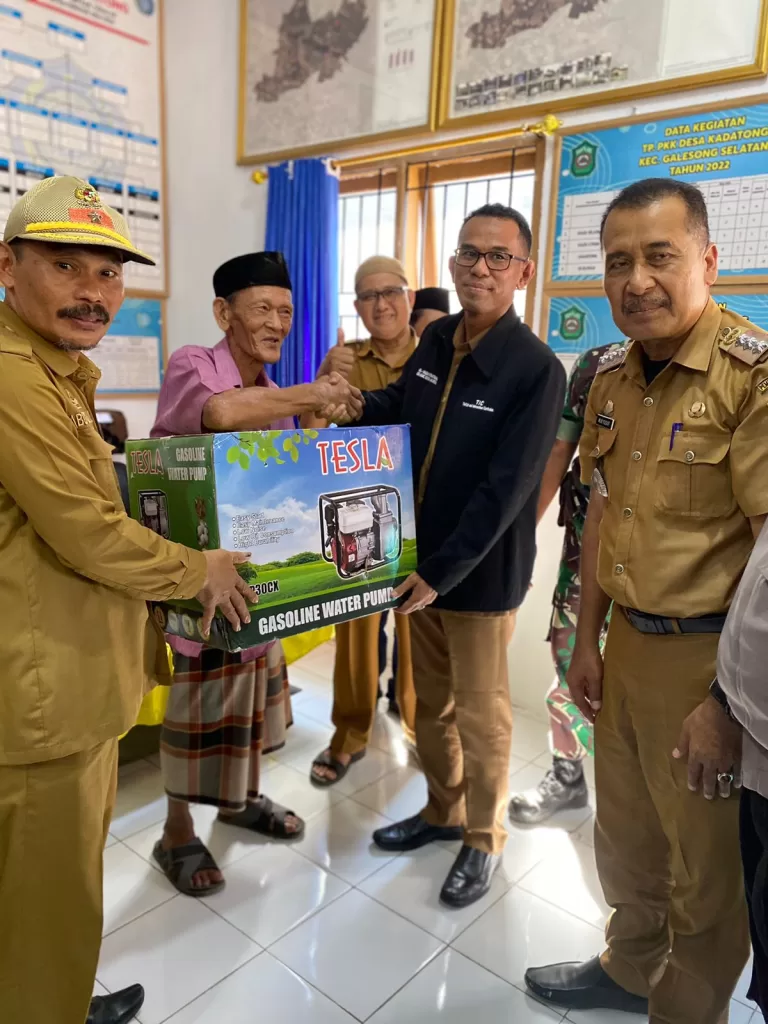 Kades Kadatong Takalar Salurkan Alsintan Serta Pupuk Organik