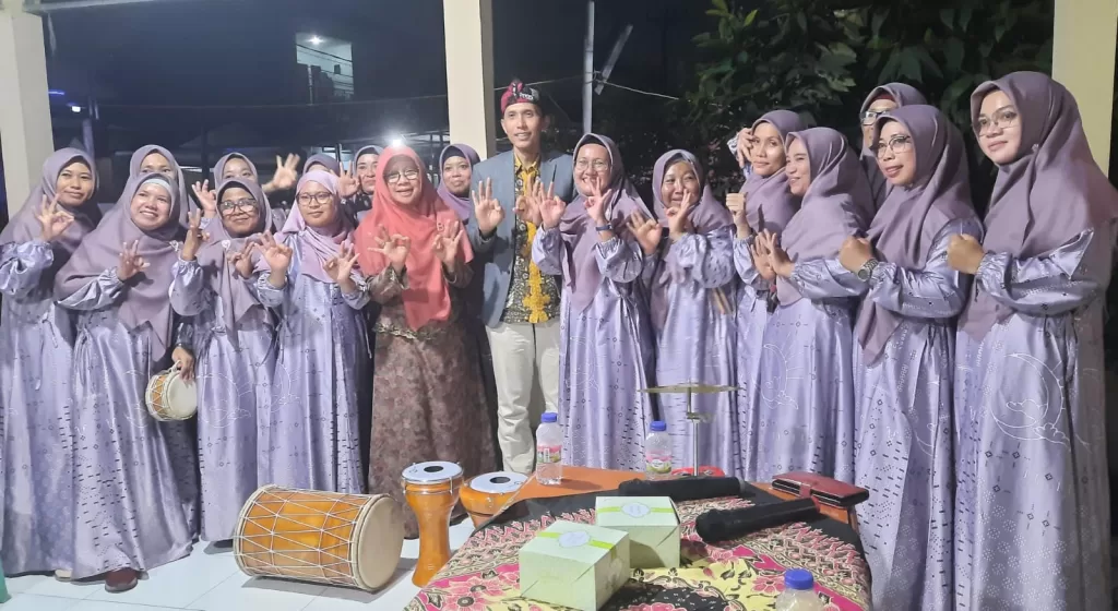 Anggota Dewan Asep Arwin Kotsara Berikan Bantuan ke Warga Taman Alamanda 2 Kota Bekasi