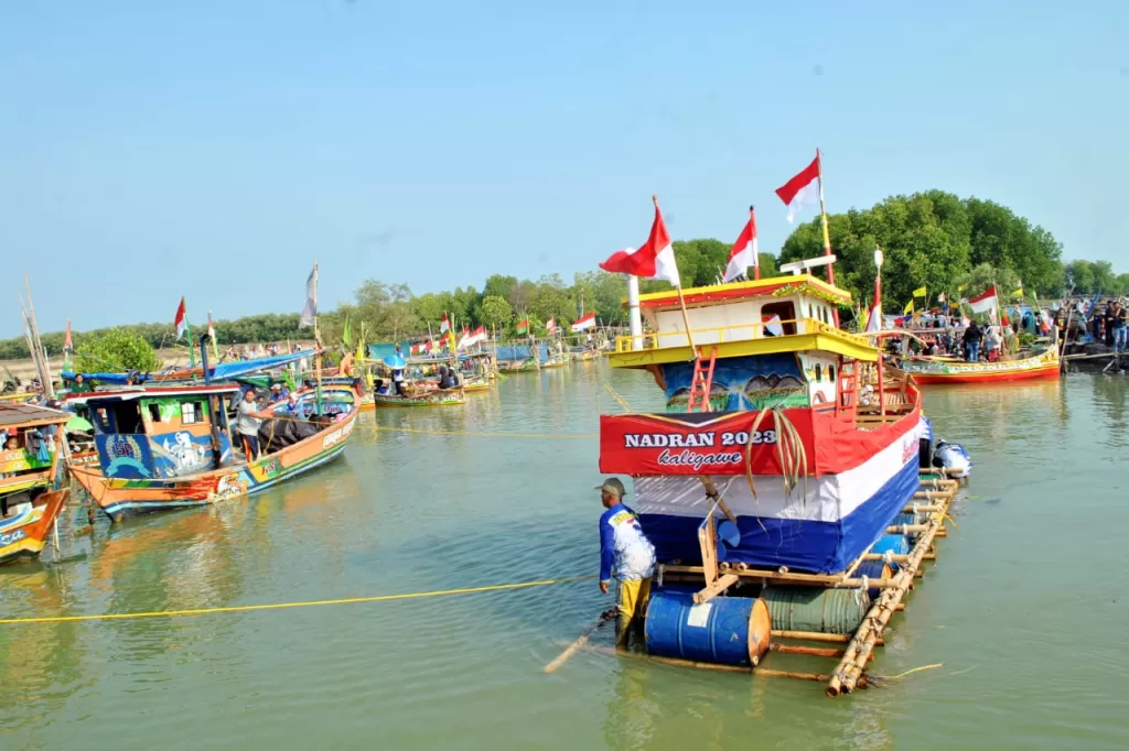 Ritual Sakral Larung Sesaji Nadran Kaligawe Desa Bulak Indramayu