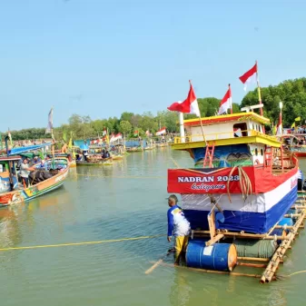 Ritual Sakral Larung Sesaji Nadran Kaligawe Desa Bulak Indramayu