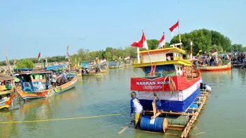 Ritual Sakral Larung Sesaji Nadran Kaligawe Desa Bulak Indramayu