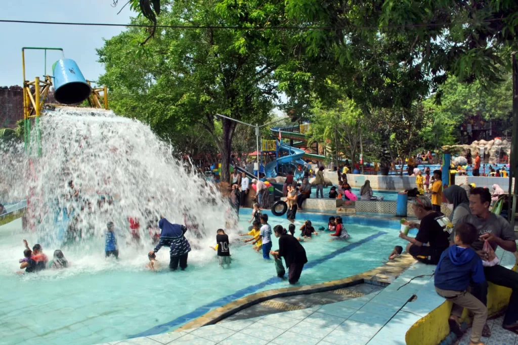 Wow.. !!! Jelang Nataru Kolam Renang Tiga Bintang Firdaus Waterpark Ramai di Kunjungi Pengunjung