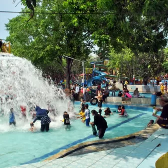 Wow.. !!! Jelang Nataru Kolam Renang Tiga Bintang Firdaus Waterpark Ramai di Kunjungi Pengunjung