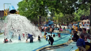 Wow.. !!! Jelang Nataru Kolam Renang Tiga Bintang Firdaus Waterpark Ramai di Kunjungi Pengunjung