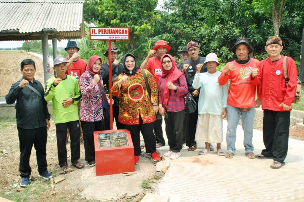 Staf Ahli Komisi IV DPR RI Vindi Faradilah Serahkan Alsintan Bagi Petani Lelea Indramayu