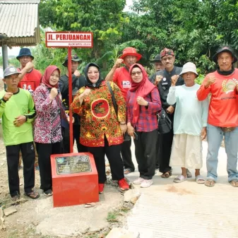 Staf Ahli Komisi IV DPR RI Vindi Faradilah Serahkan Alsintan Bagi Petani Lelea Indramayu