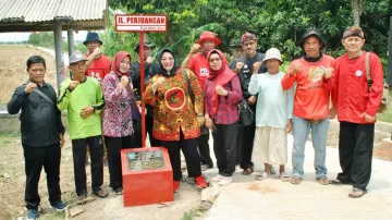 Staf Ahli Komisi IV DPR RI Vindi Faradilah Serahkan Alsintan Bagi Petani Lelea Indramayu