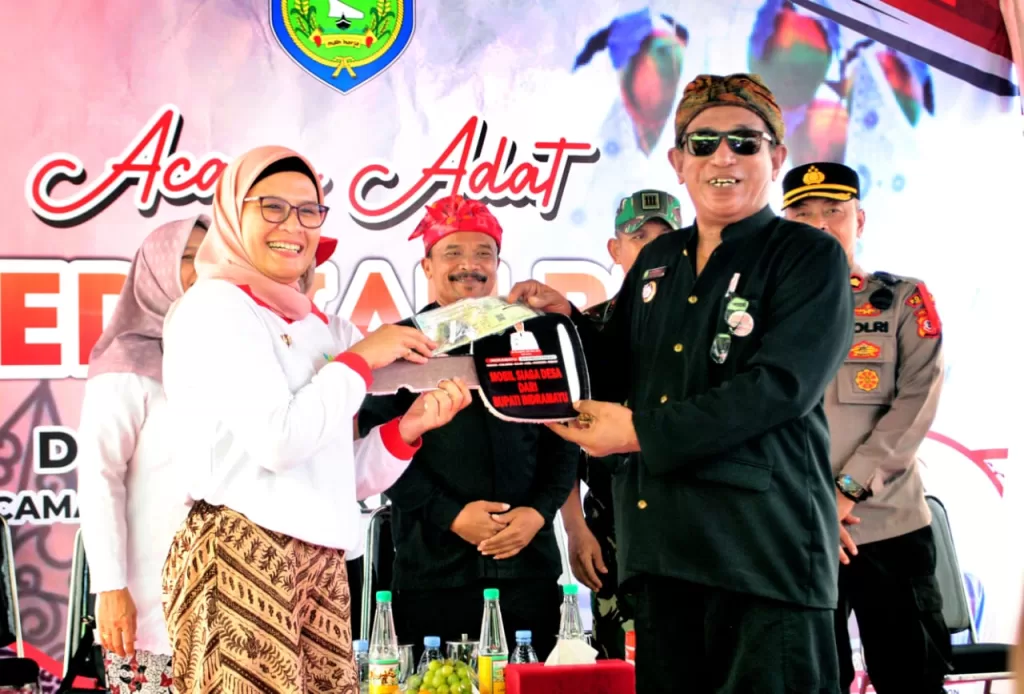Kunjungi Desa Rambatan Kulon, Bupati Indramayu Nina Agustina Serahkan Mobil Siaga
