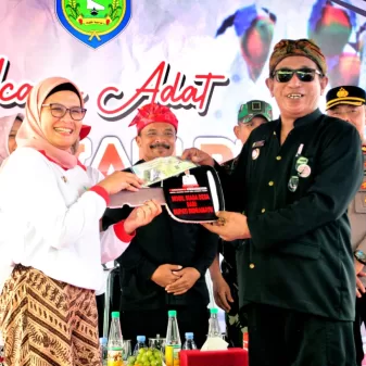 Kunjungi Desa Rambatan Kulon, Bupati Indramayu Nina Agustina Serahkan Mobil Siaga