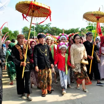 Adat Ngarot, Tradisi Sambut Musim Tanam Di Desa Lelea Indramayu