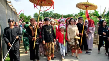 Adat Ngarot, Tradisi Sambut Musim Tanam Di Desa Lelea Indramayu