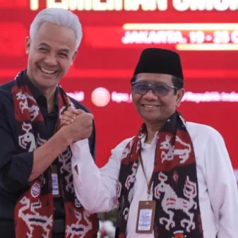 Setelah Prof Mahfud MD, Capres Ganjar Jejakan Kaki Di Tempat Pembuangan Bungkarno Kota Ende NTT