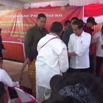 Presiden Jokowi Bagikan Bantuan Pangan CBP Kepada 801 KPM Di Nagekeo Flores