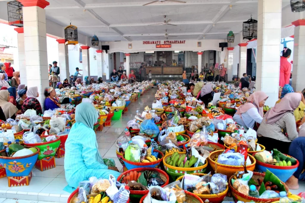 Ribuan Tumpeng Hiasi Sedekah Bumi Di Desa Tamansari Indramayu