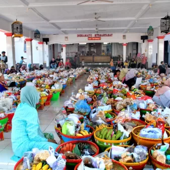 Ribuan Tumpeng Hiasi Sedekah Bumi Di Desa Tamansari Indramayu