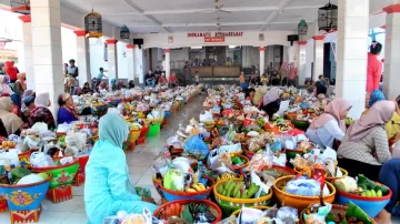 Ribuan Tumpeng Hiasi Sedekah Bumi Di Desa Tamansari Indramayu