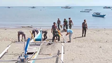 Dalam Rangka Hari Juang Kartika 2023, Kodim 1625 Bakti Kebersihan Pantai Nangadhero Nagekeo
