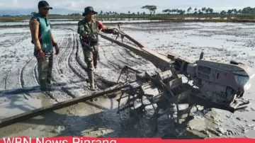 Dukung Ketahanan Pangan, Babinsa Koramil-04/Paleteang Kodim 1404/Pinrang Bantu Petani Garap Lahan Sawah