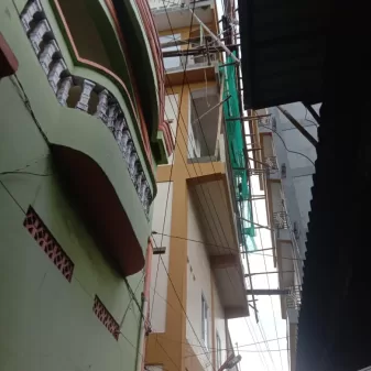 Bangunan Safari Parfum Yang Berlantai 5 Membuat Warga Sekitar Waspada Terkait Material Bangunan Yang Kerap Jatuh