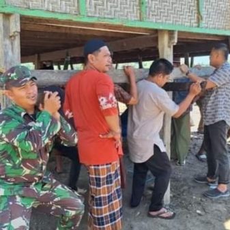 Lestarikan Budaya Gotong-Royong, Babinsa Koramil-07/Lembang Kodim 1404/Pinrang Bantu Pindahkan Rumah Warga