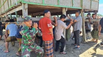 Lestarikan Budaya Gotong-Royong, Babinsa Koramil-07/Lembang Kodim 1404/Pinrang Bantu Pindahkan Rumah Warga