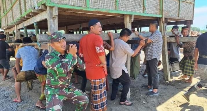 Lestarikan Budaya Gotong-Royong, Babinsa Koramil-07/Lembang Kodim 1404/Pinrang Bantu Pindahkan Rumah Warga
