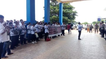 Hak Tak Kunjung Dibayar, Ratusan Guru Di Sabu Raijua Lakukan Demontrasi 