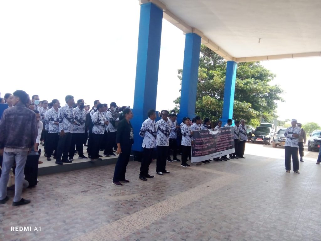 Tuntut Haknya, Guru Ancam Segel Kantor Bupati Sabu Raijua
