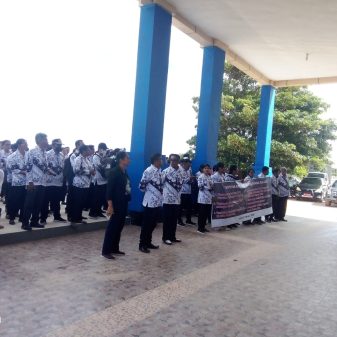 Tuntut Haknya, Guru Ancam Segel Kantor Bupati Sabu Raijua