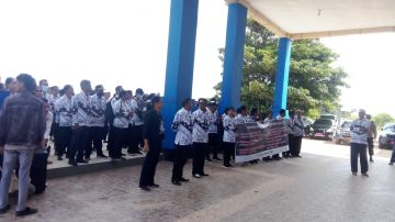 Tuntut Haknya, Guru Ancam Segel Kantor Bupati Sabu Raijua