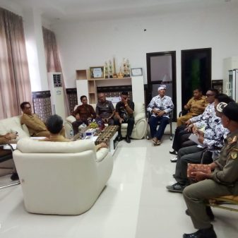 Demo Tuntut Bayar Sertifikasi Guru Di Sabu Raijua Ricuh : Bupati, Sekda Dan Ketua PGRI Sabu Tengah Saling Bentak