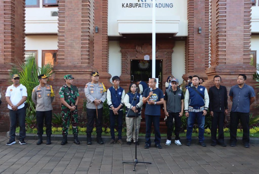 Kapolres Badung Hadiri Pendistribusian Logistik Pemilu 2024 dari Gudang KPU ke PPS Desa dan Kelurahan
