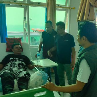 Terpeleset dan Masuk Jurang Saat Tertibkan APK, Anggota Panwascam Di Sabu Raijua Dilarikan Ke Puskesmas 