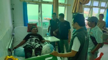 Terpeleset dan Masuk Jurang Saat Tertibkan APK, Anggota Panwascam Di Sabu Raijua Dilarikan Ke Puskesmas 